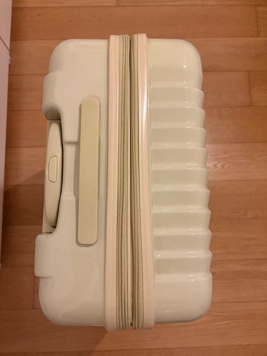 Malas de viagem cor amarela clara marca movom