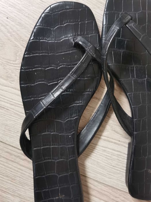 Czarne klapki wężowe 39 japonki H&M