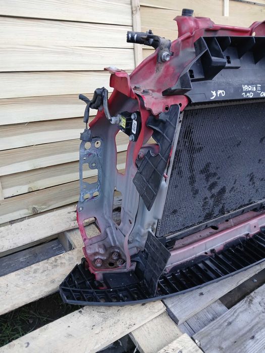 Pas przedni chlodnica wentylator Toyota Yaris II 1.4 D4d 06-09r 3P0