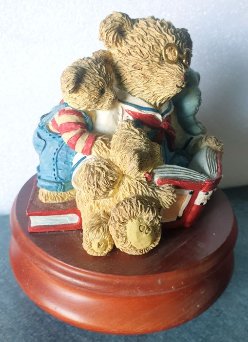 Bonitinha figura de ursinhos vintage com caixa de música