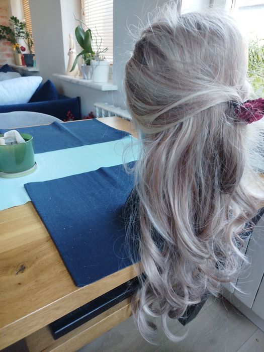 Peruka długa że stojakiem