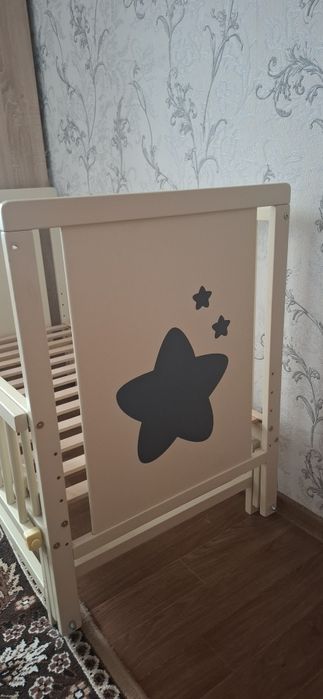 Дитяче ліжечко з маятником