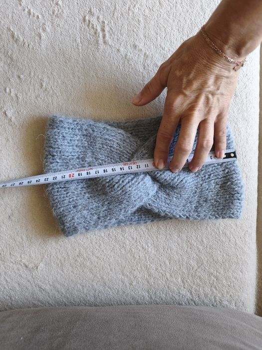 Szara opaska na głowę