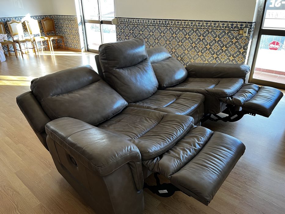 Muito novo sofá de couro castanho claro