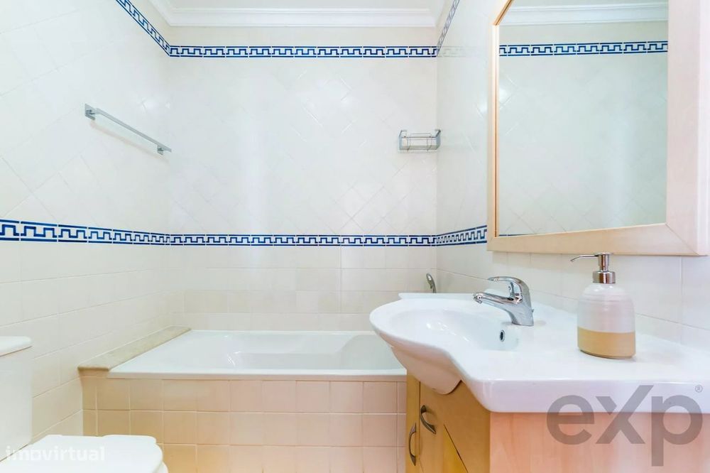 T2 mobilado com terraço e estacionamento no centro de Cabanas de Tavir