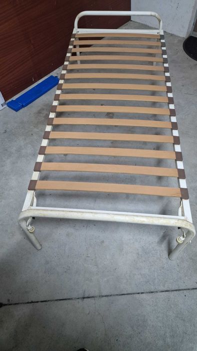 Cama desmontável com rodas