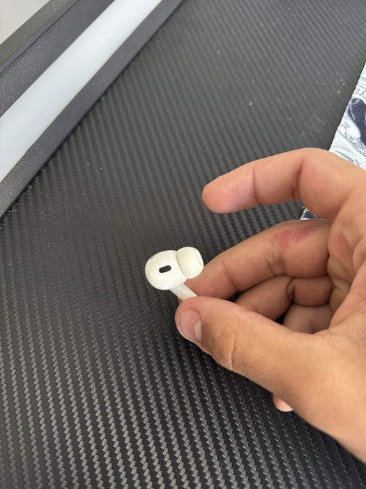 Лівий навушник AirPods