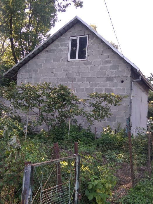 Продається великий 2х поверховий гараж .