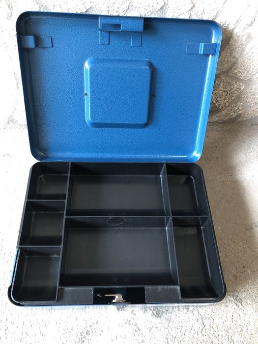 Caixa com divisória para dinheiro .