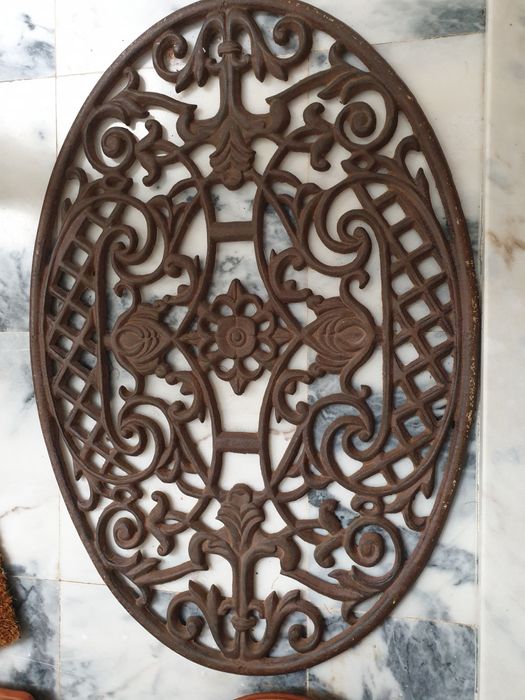 Tapete oval em ferro