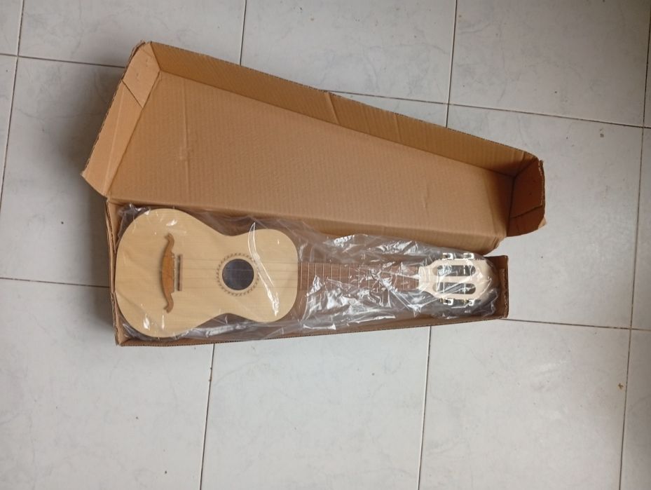 cavaquinho português novinho em folha.