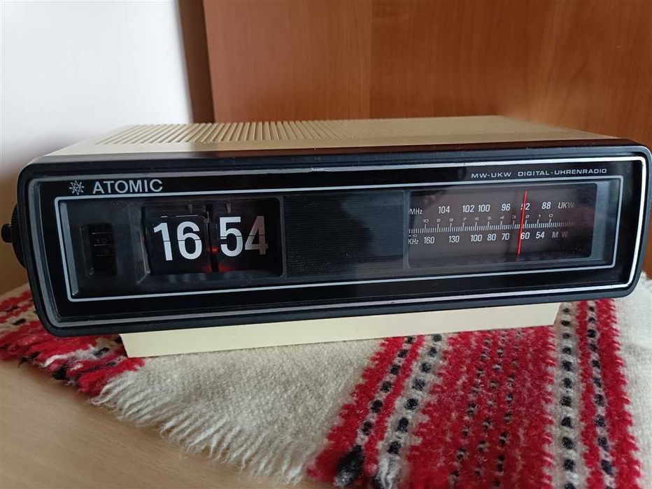 Radiobudzik klapkowy Atomic - radio, budzenie, czas