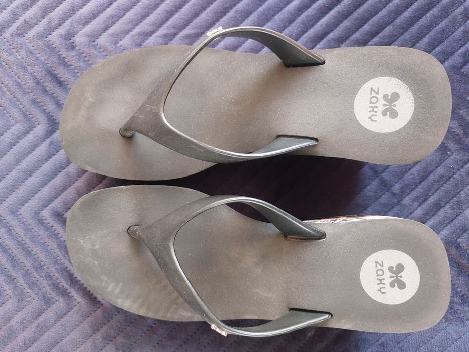 Klapki firmy ZAXY