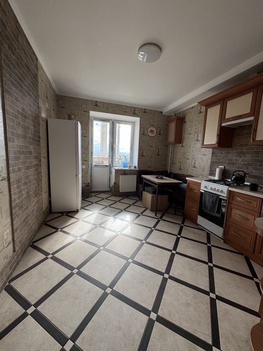 Здається 1 кімнатна в новобудові р-н Корбутвка.На короткий термін.