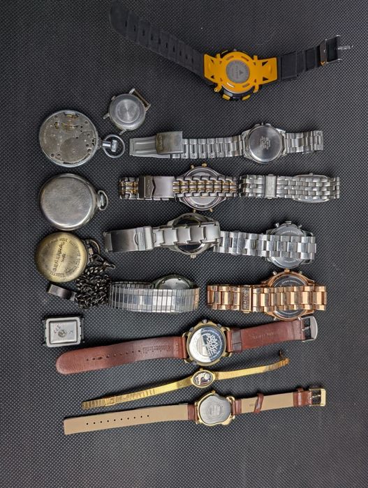 Лот із 16 різних годинників
