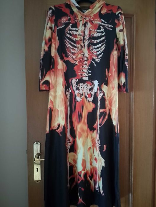 Fantasia Halloween esqueleto em fogo