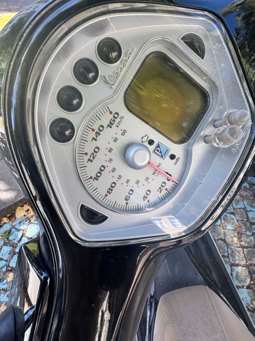 Vespa 250 GTS ie ABS, preto com mala