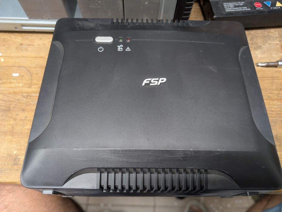 UPS FSP NANO 800
Funkcja zimnego startu.
Dwa wbudowane gniazda 230V

S