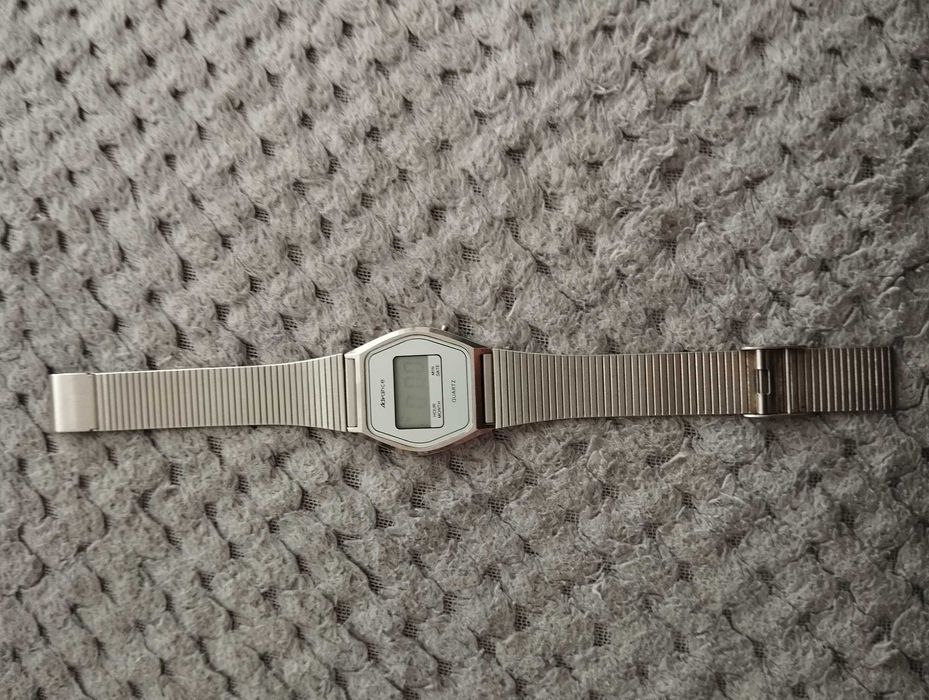 Stary zegarek elektroniczny Advance