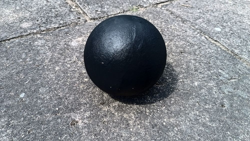 Kula lekkoatletyczna o wadze 5 kg.
