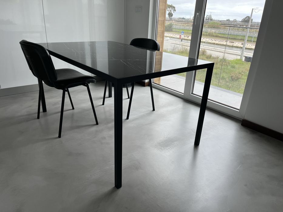 mesa de jantar em metal preto
