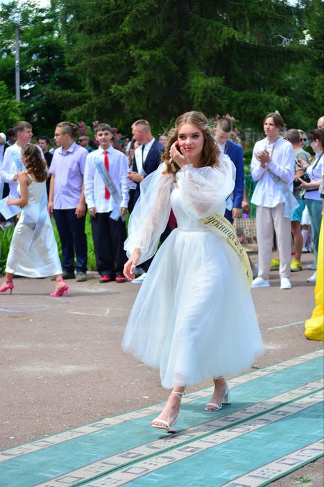 Біла святкова сукня