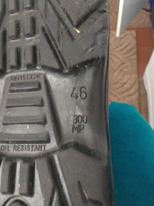 Продаю чоботи чоловічі