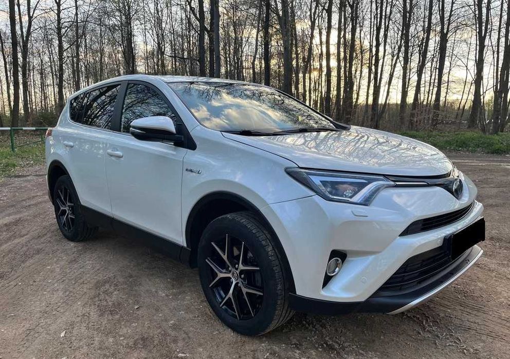 Продам автомобіль Toyota RAV4 2017 року