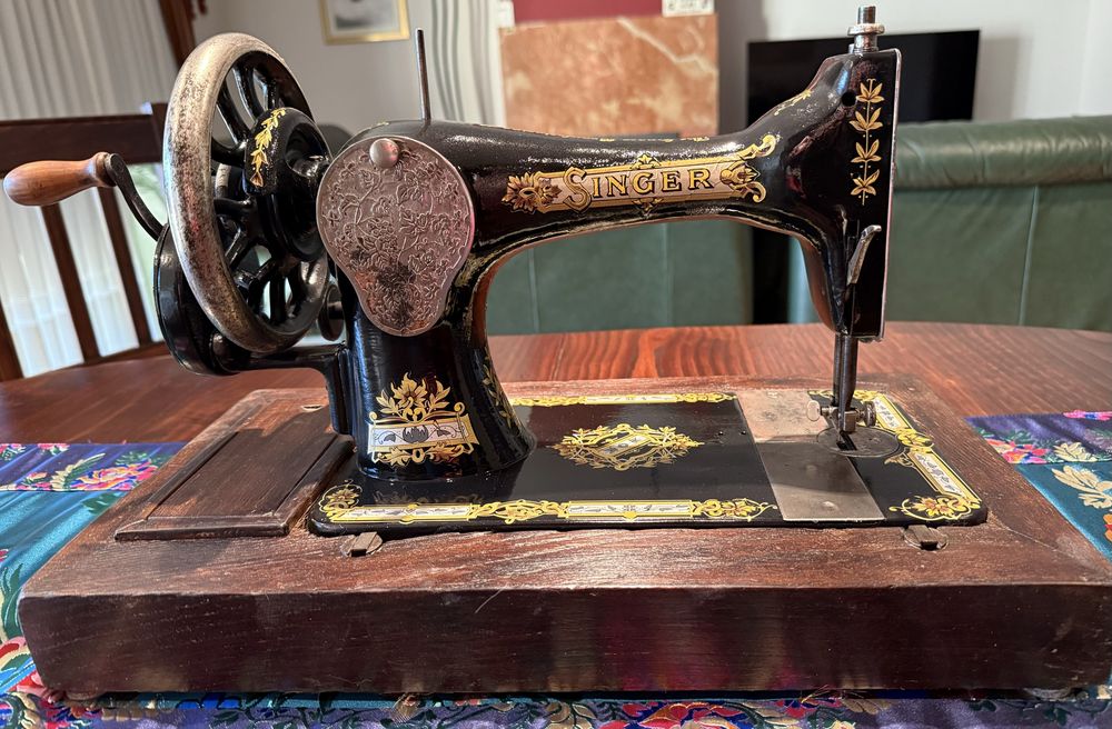 Singer portátil de 1910, restaurada e a coser.