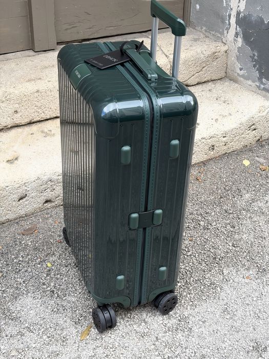 Валіза Rimowa essential medium  gloss green /Check- in M/валіза Rimowa в наявності
