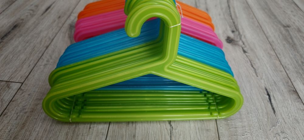 Wieszaki plastikowe do szafy dziecięcej