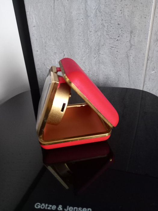 Stary zegarek analogowy podróżny