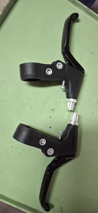 Conjunto bicicleta – Par manetes de travão + Espigão de selim alumínio