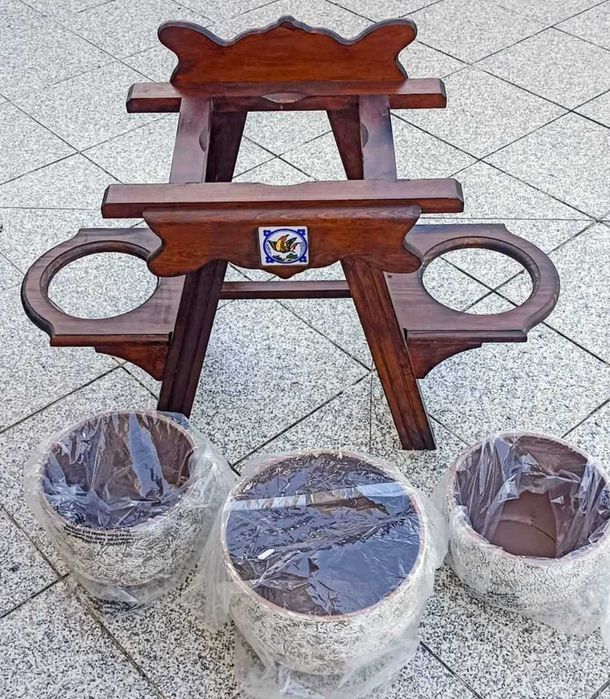 Suporte madeira com 3 vasos novos