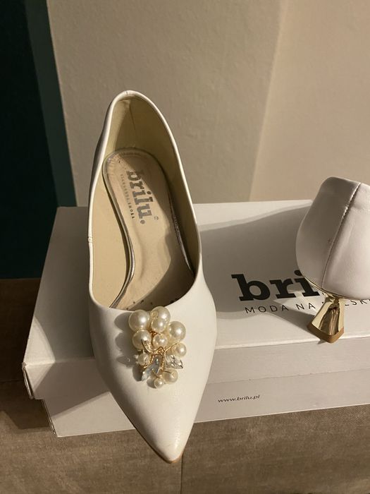 Buty ślubne ze zlotym obcasem.