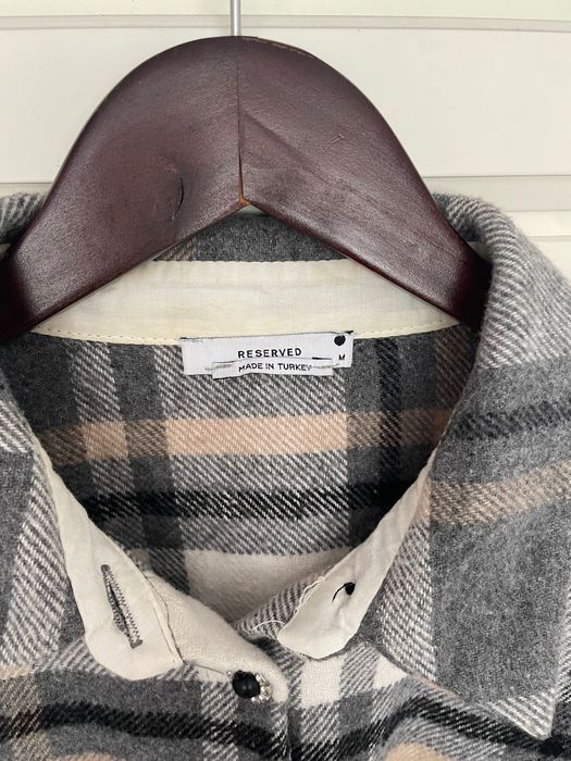 Bluza koszulowa z ozdobnymi guzikami Reserved M