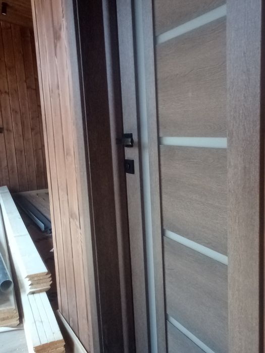 Монтаж міжкімнатних  дверей та плінтуса