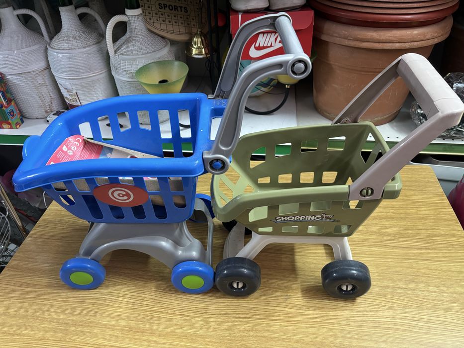 Brinquedos de praia e dois carrinhos com rodinhas