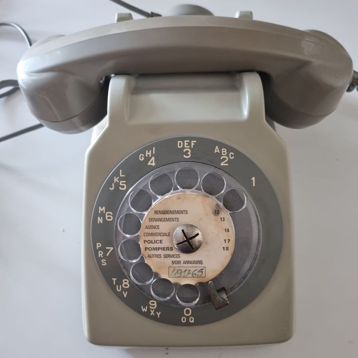 Telefone  antigo com orelha extra