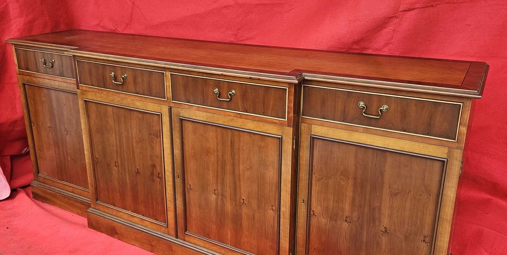 Aparador clássico em cerejeira