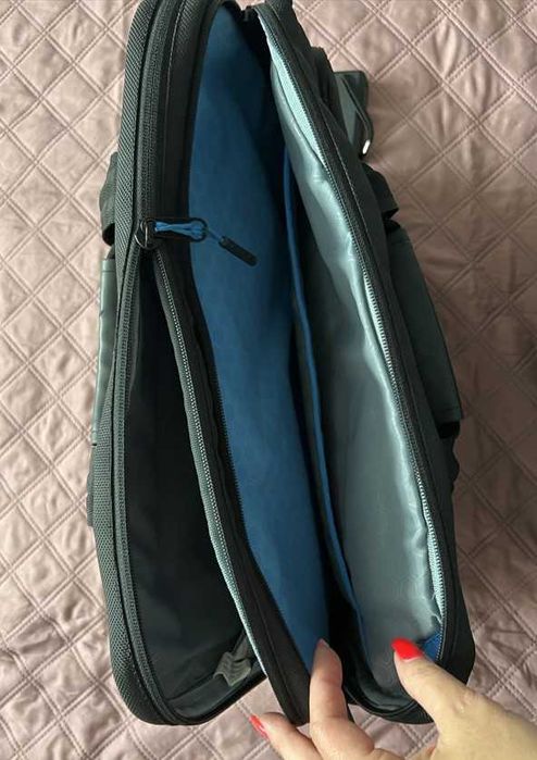 czarna torba na laptopa laptop