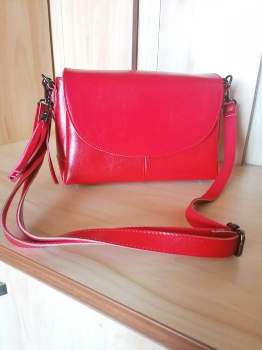 Продам новую кожаную сумку красного цвета. Сумка вместительная.