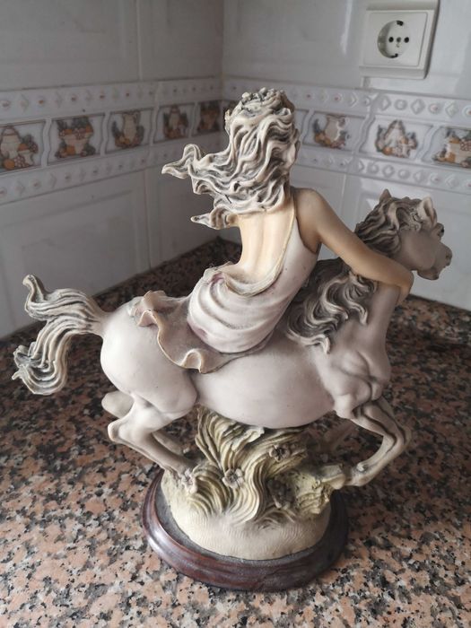 Estatueta em marfinite “Mulher a Cavalo” – Arte decorativa clássica