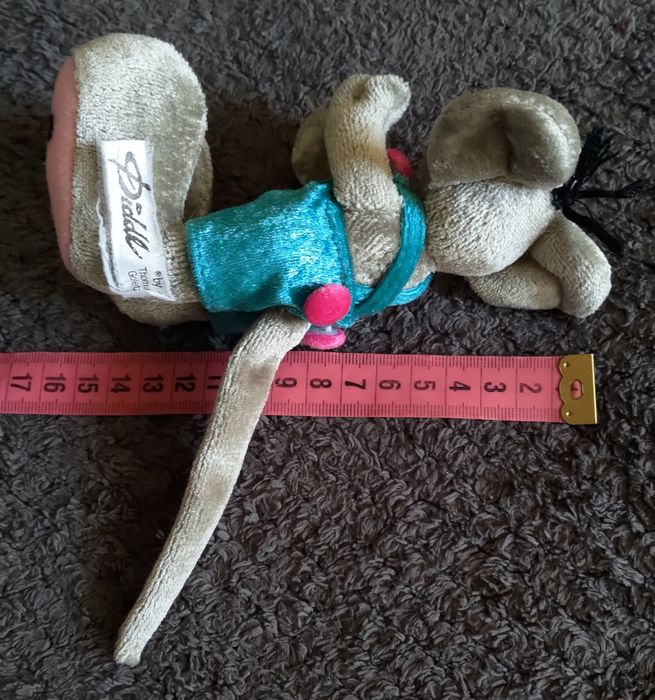 Wielkostopa szara myszka Diddl w turkusowych spodenkach