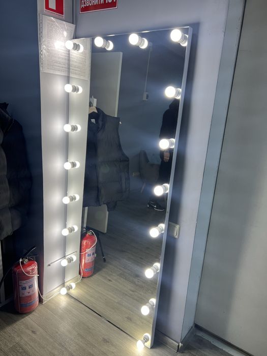 Дзеркало з підсвіткою