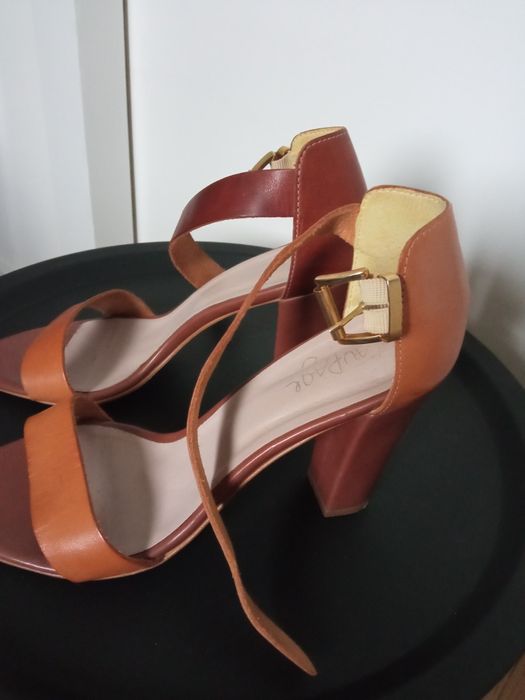 Skórzane sandały na stabilnym obcasie