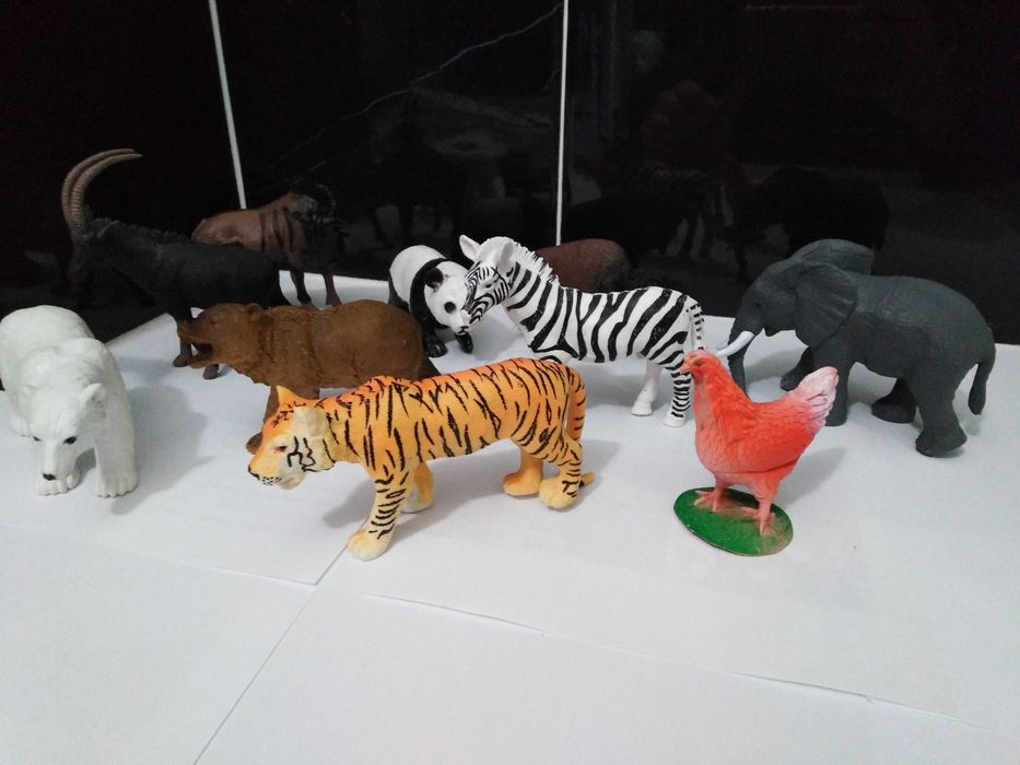 Conjunto de 11 figuras bonecos de animais selvagens (Individual 2€ ).