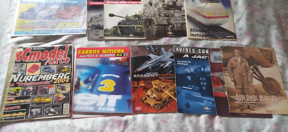 Vendo avião de montar e livros antigos