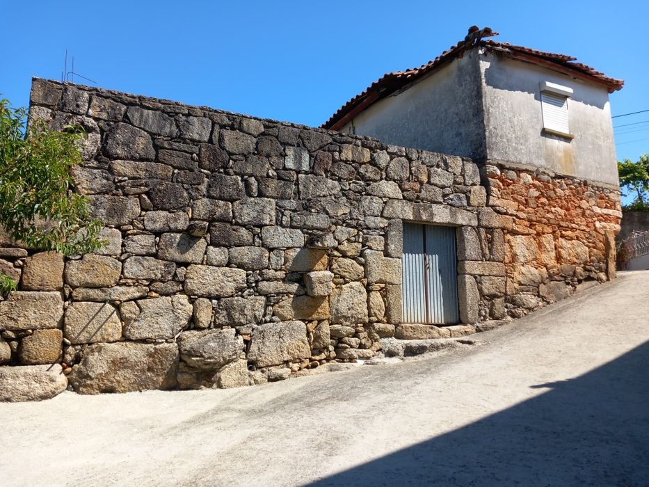 Moradia para restaurar com terreno