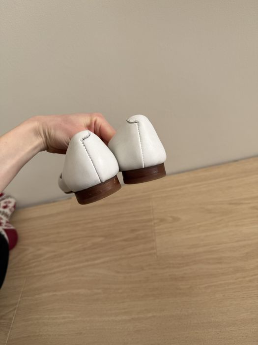 Білі балетки шкіряні